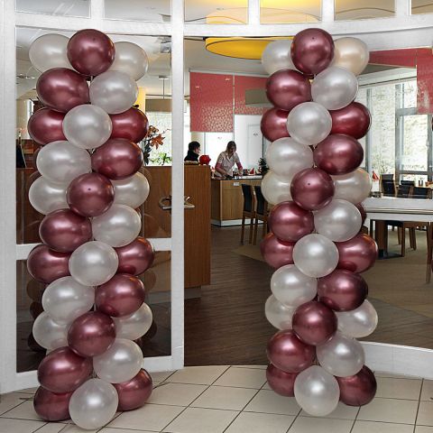 2 Luftballonäule mit metallic weißen und metallic kupferfarbenen Ballons rechts und links neben einer Eingangstür