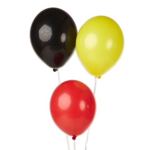 Ballons in schwarz, rot und gelb.