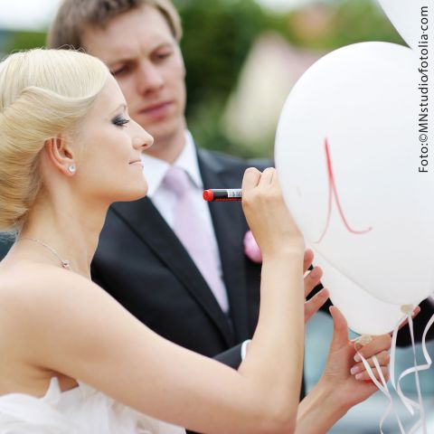 Glückwünsche für das Brautpaar können auf die Ballons geschrieben werden.