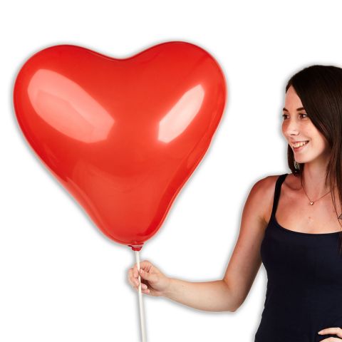 Großer, roter Herzballon im Größenverhältnis  zu einer Person zu sehen.