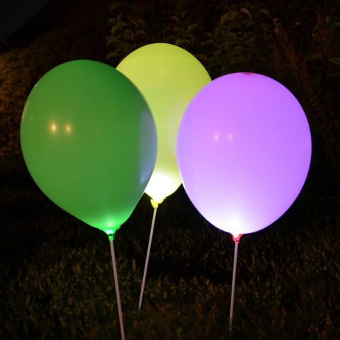 Leuchtende Ballons im Dunkeln, Beleuchtet mit innenliegenden LED-Lämpchen.