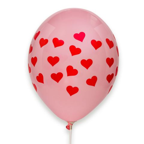 Rosa Luftballon mit vielen aufgedruckten roten Herzchen, rundum.